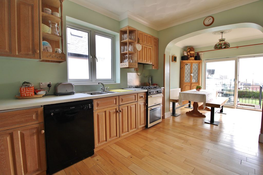 4 bed detached bungalow for saleSea View Road, Drayton PO6 photo 4
