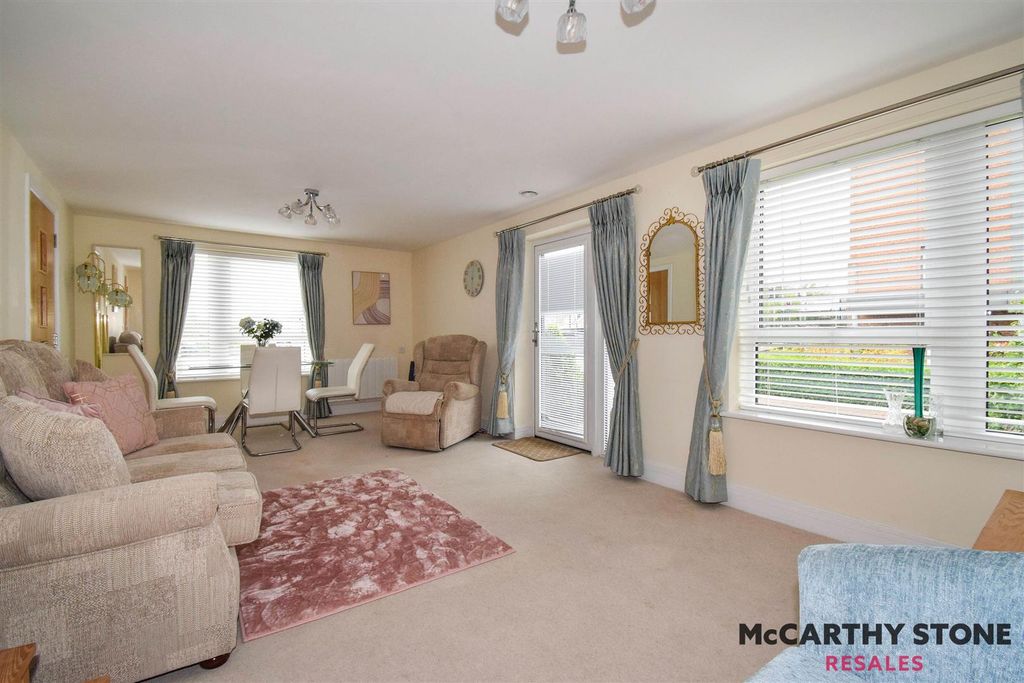 2 bed flat for saleGlenhills Court, Little Glen Road, Glen Parva, Leicester LE2
