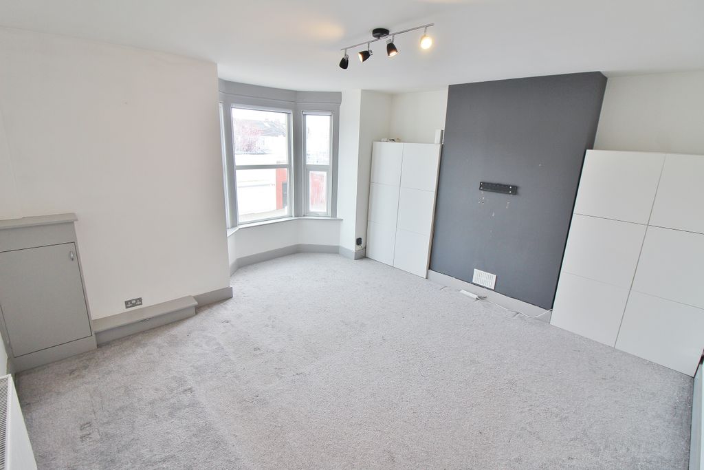 2 bed flat for saleMilton Road, Baffins PO3 photo 5
