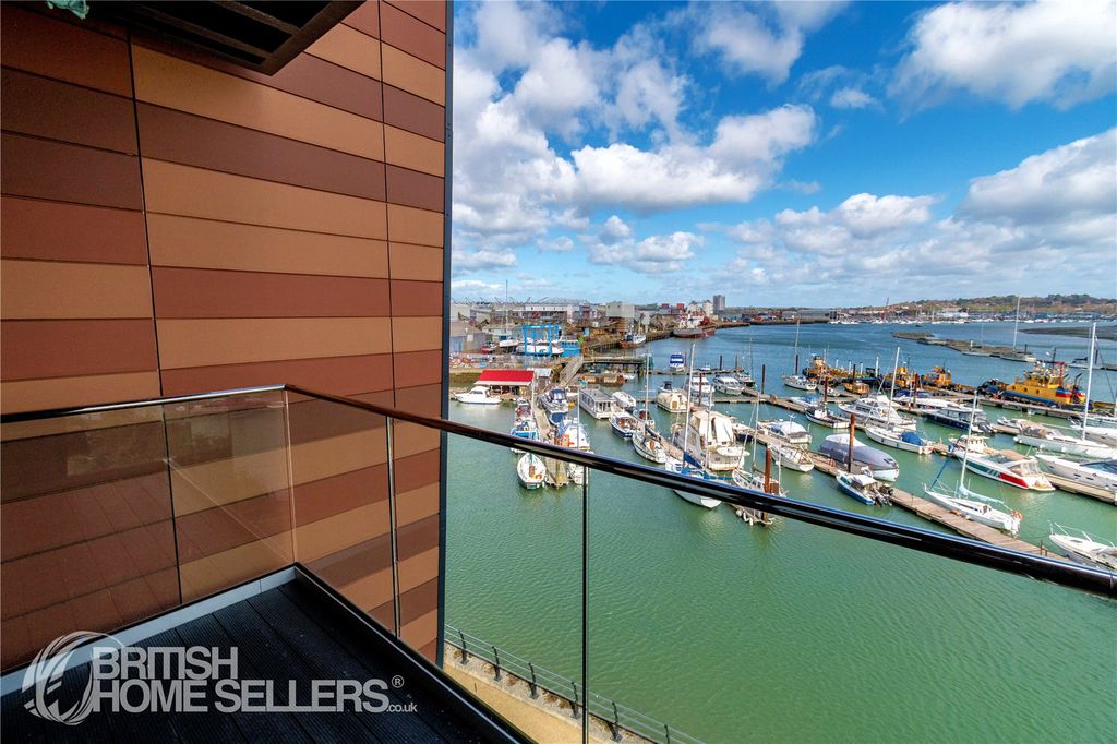 2 bed flat for saleThomas Blake Avenue, Southampton, Hampshire SO14 photo 2