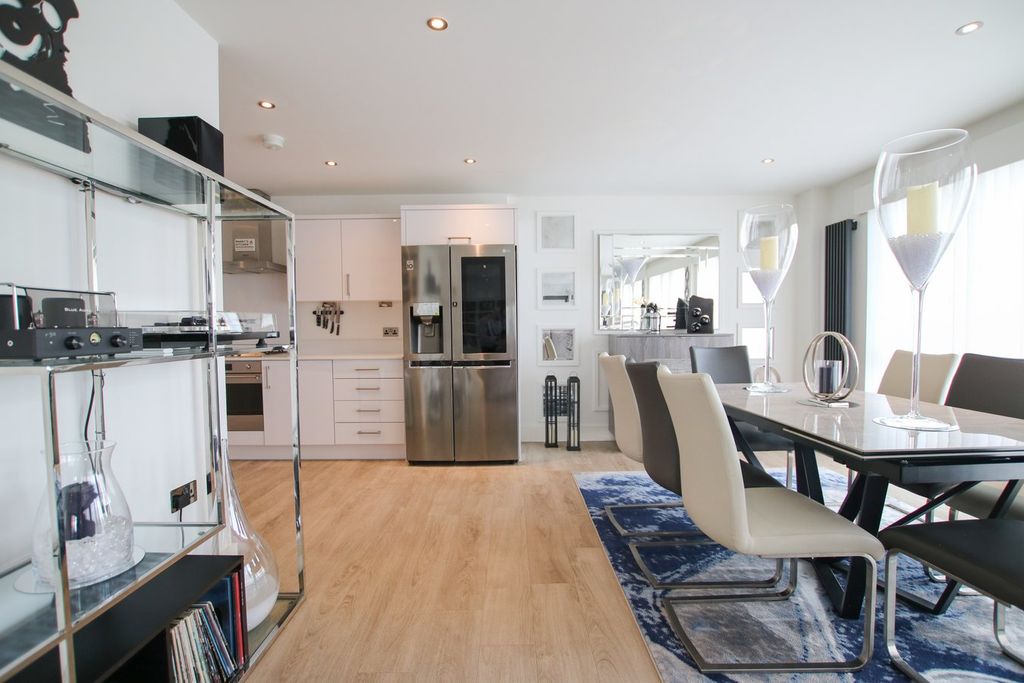 Additional image 8 of 3 bed flat for saleElms Walk, Wokingham RG40