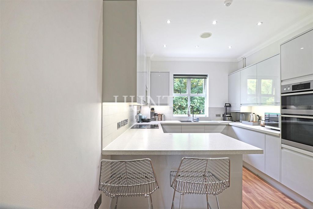 4 bed flat for saleThe Manor, Repton Park, Woodford Green, Essex IG8