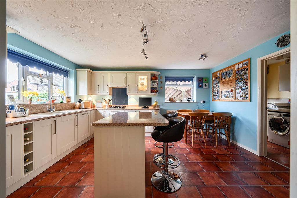 Additional image 27 of 5 bed detached house for saleDunsmore Gardens, Yateley, Hampshire GU46