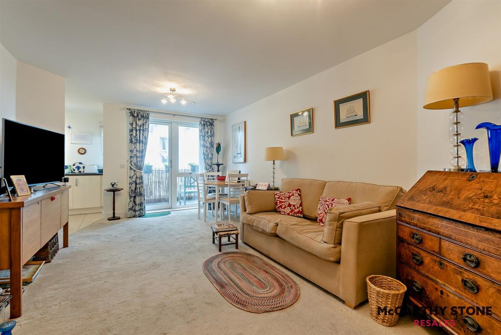 Additional image 3 of 1 bed flat for saleSouth Parade, Southsea, Hampshire PO4