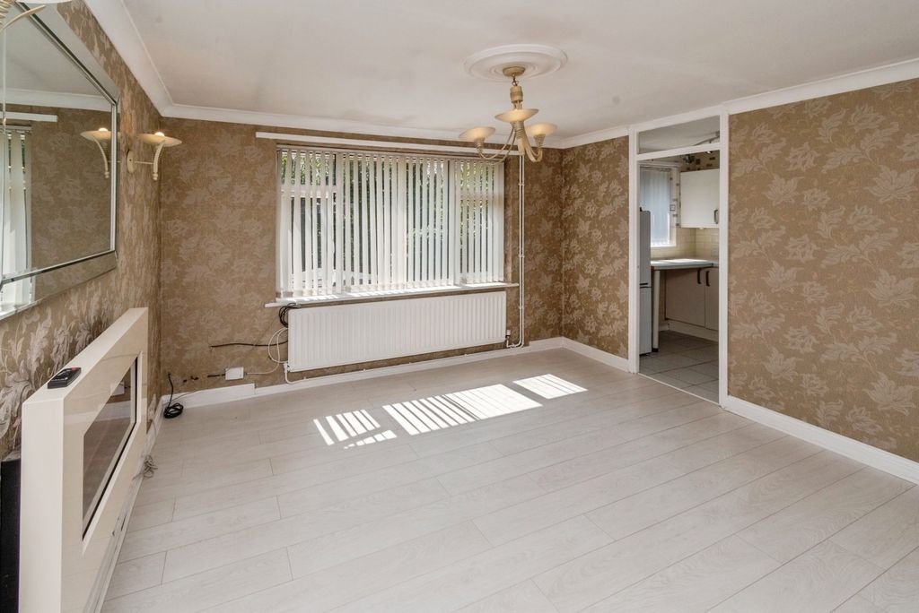 2 bed maisonette for saleNewlands Close, Willenhall, West Midlands WV13 photo 2