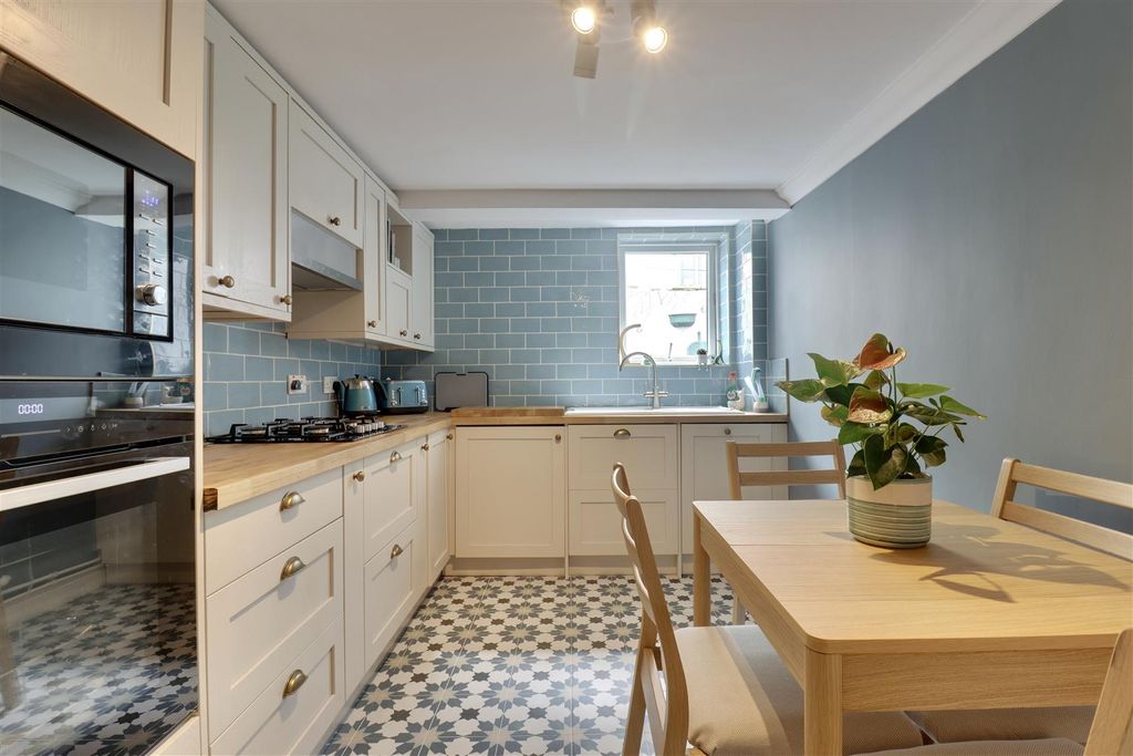 Additional image 5 of 2 bed flat for saleClarence Parade, Southsea PO5