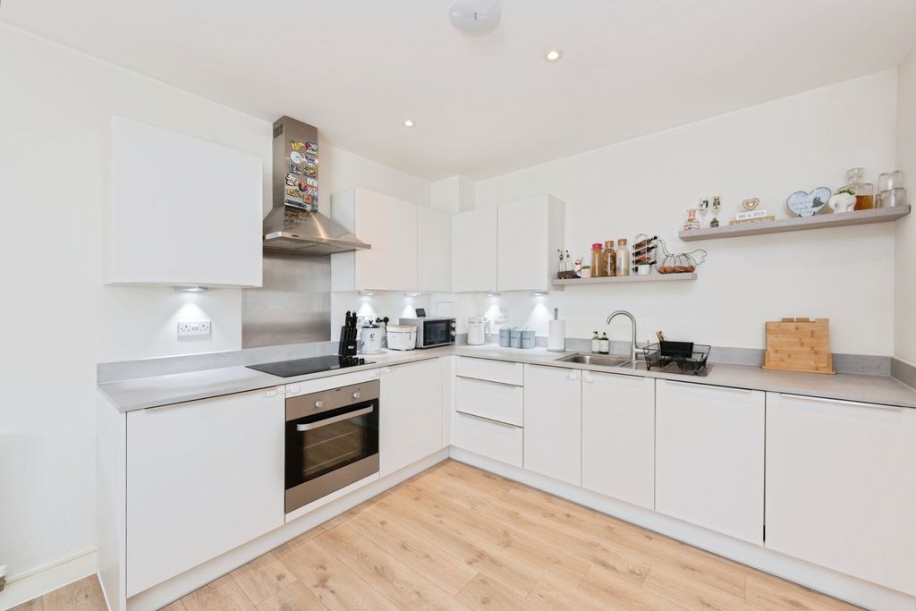 Additional image 2 of 2 bed flat for saleGatehouse Close, Ashford TW15