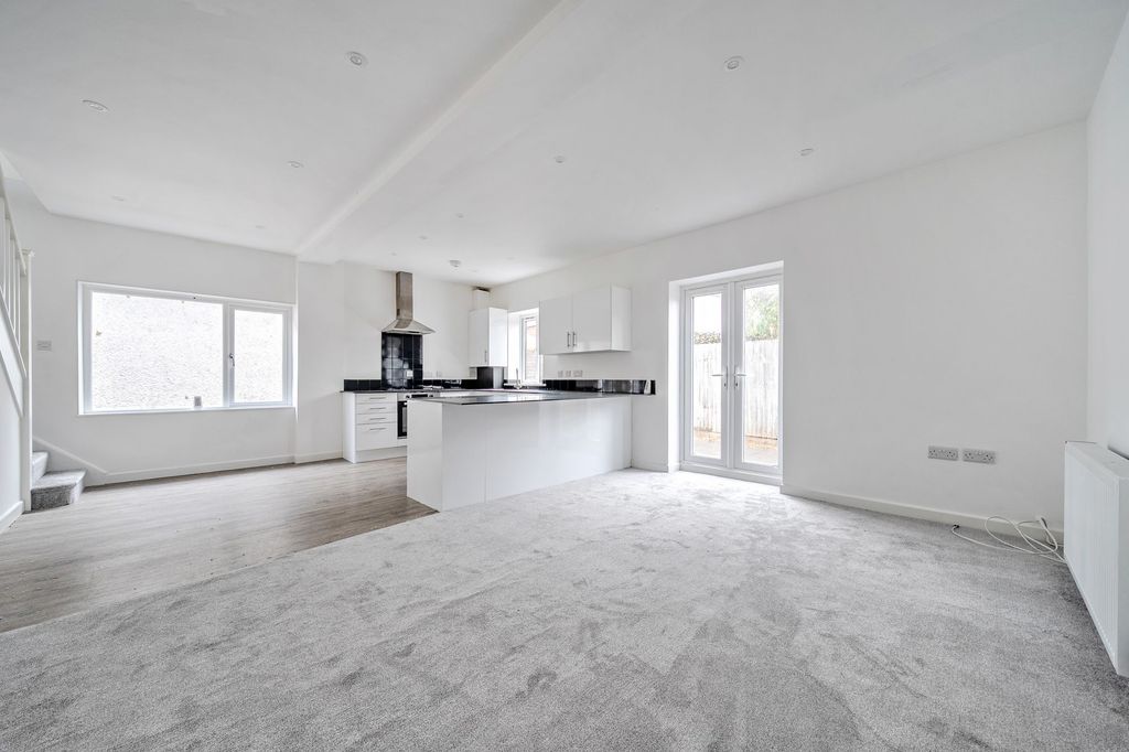 5 bed detached bungalow for saleMerridale Road, Southampton SO19 photo 3