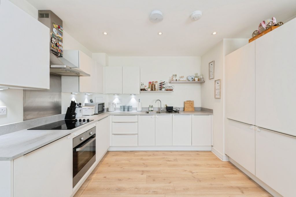 Additional image 4 of 2 bed flat for saleGatehouse Close, Ashford TW15