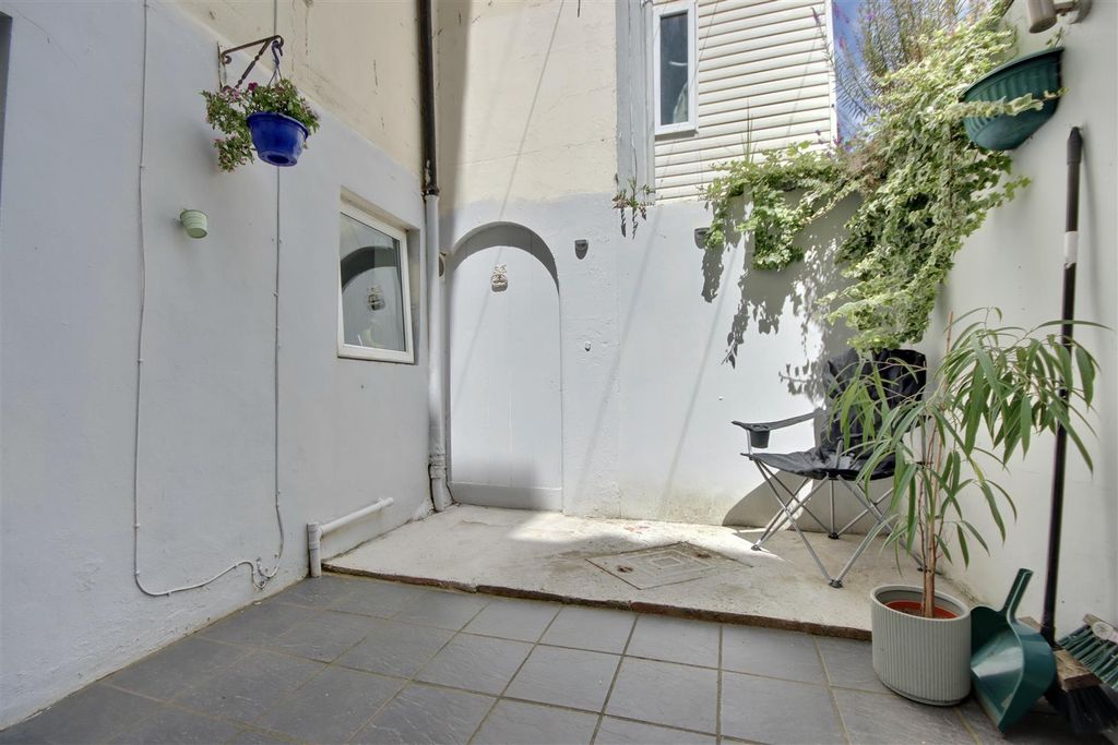 2 bed flat for saleClarence Parade, Southsea PO5