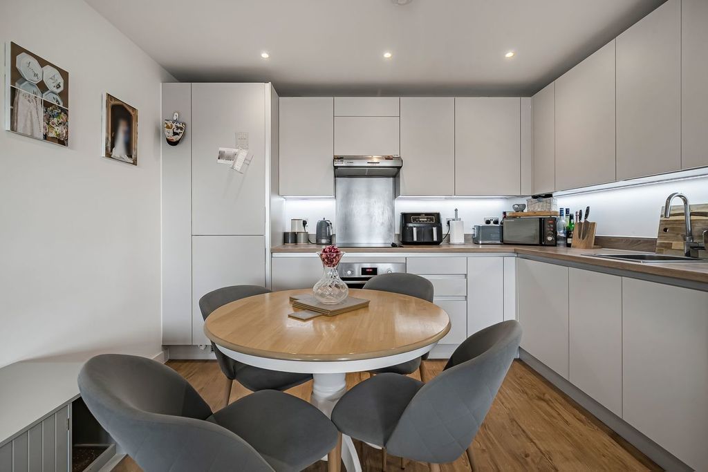 Additional image 6 of 2 bed flat for salePalmer Court, Pitcher Lane, Ashford TW15