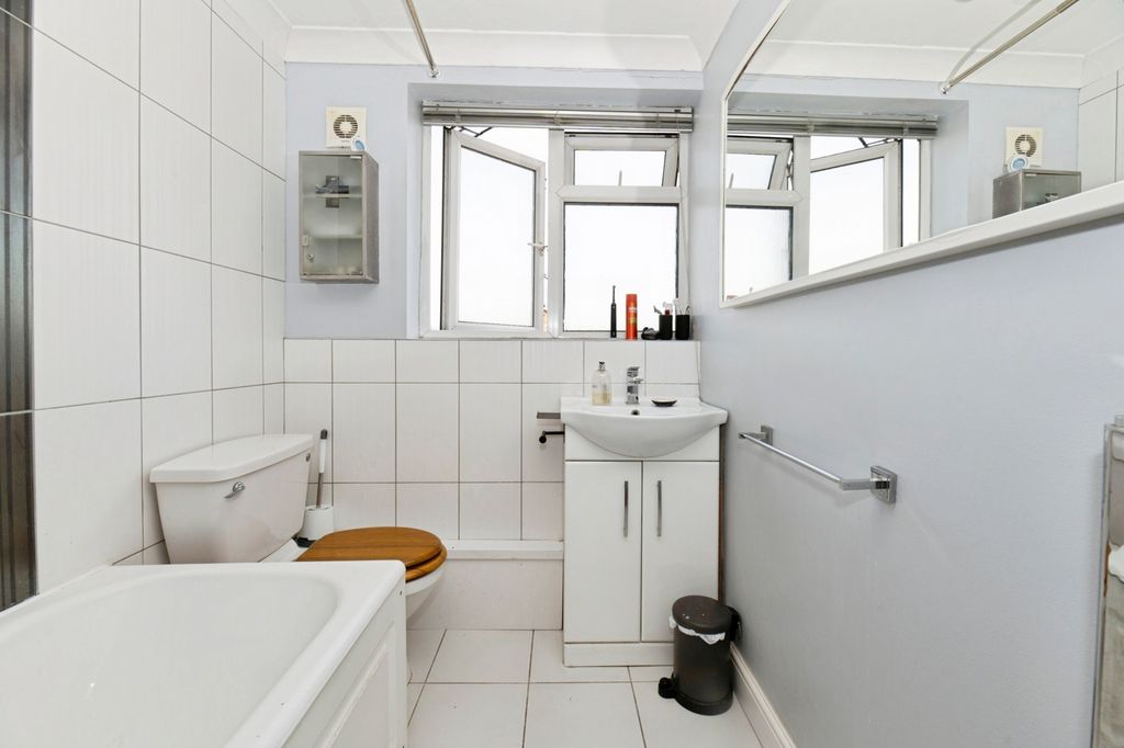 Additional image 12 of 2 bed flat for saleIdmiston Road, Worcester Park KT4
