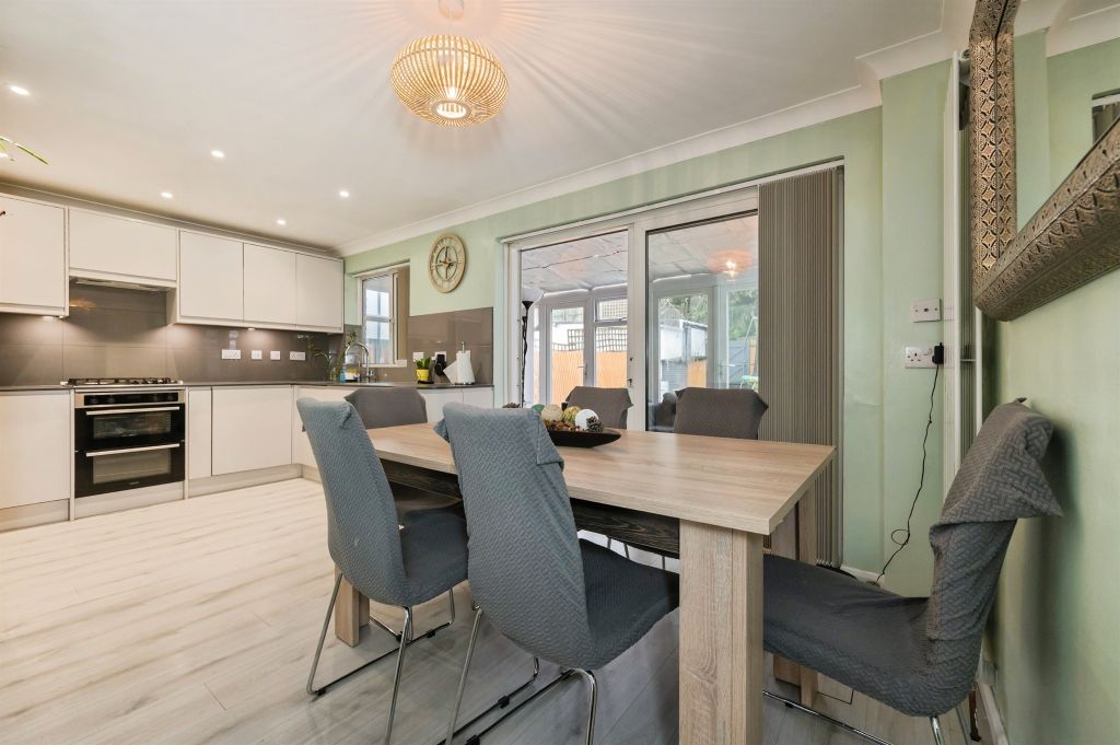 3 bed terraced house for saleGorselands Road, Southampton SO18 photo 4