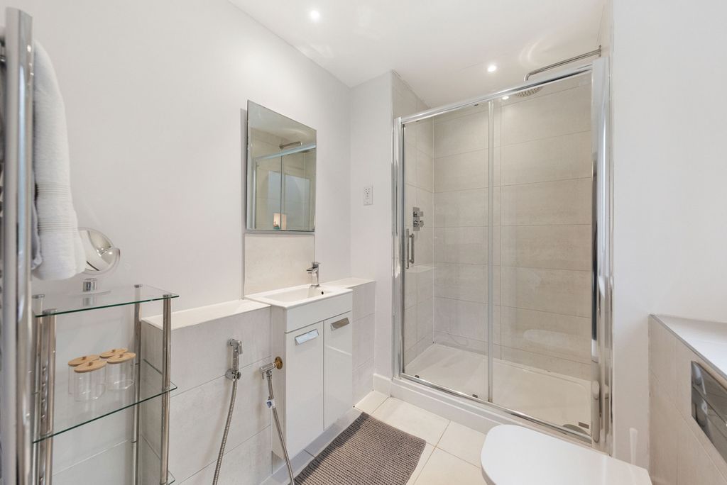 Additional image 17 of 3 bed flat for saleWoodthorpe Road, Ashford TW15