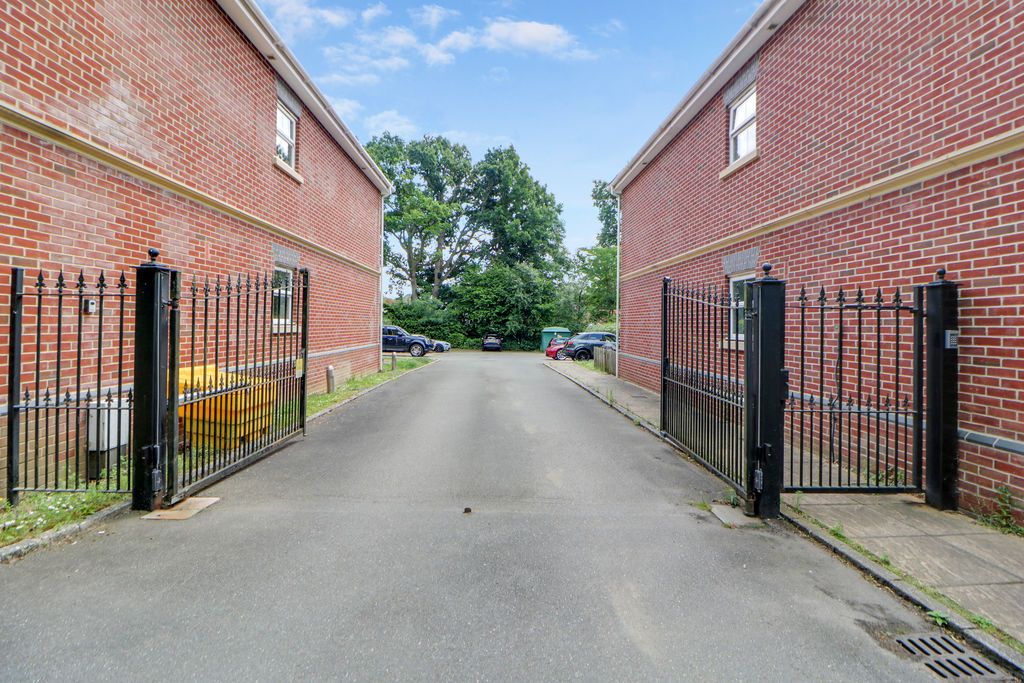 Additional image 2 of 2 bed flat for saleLondon Road, Windlesham GU20