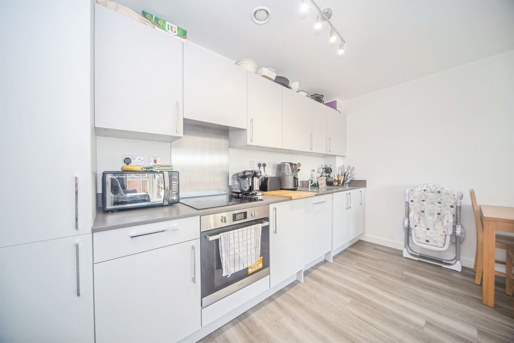 Additional image 3 of 2 bed flat for saleJohn Thornycroft Road, Southampton SO19