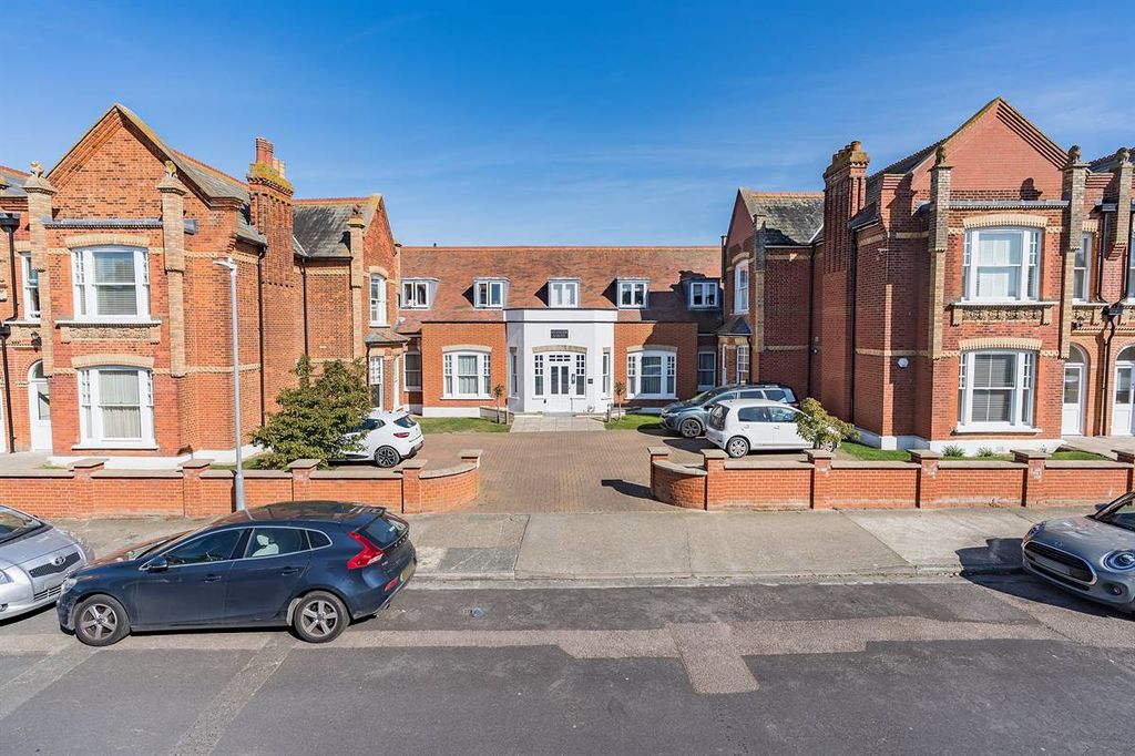 2 bed flat for saleGraystone Road, Tankerton, Whitstable CT5