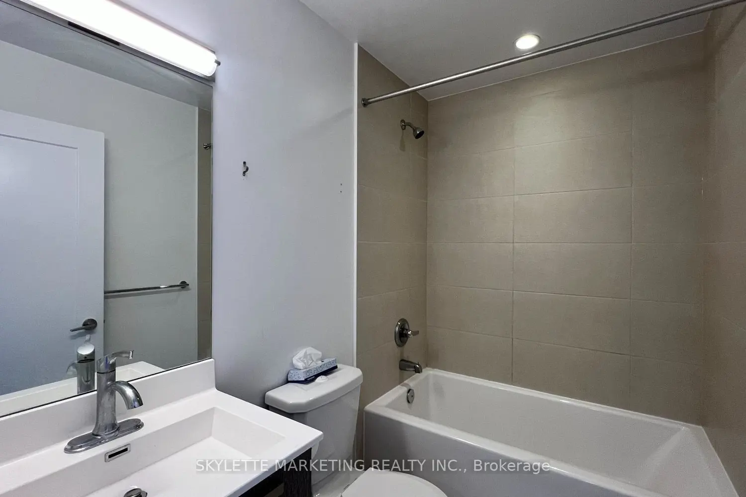 Additional image 4 of 275 Village Green Square 3017