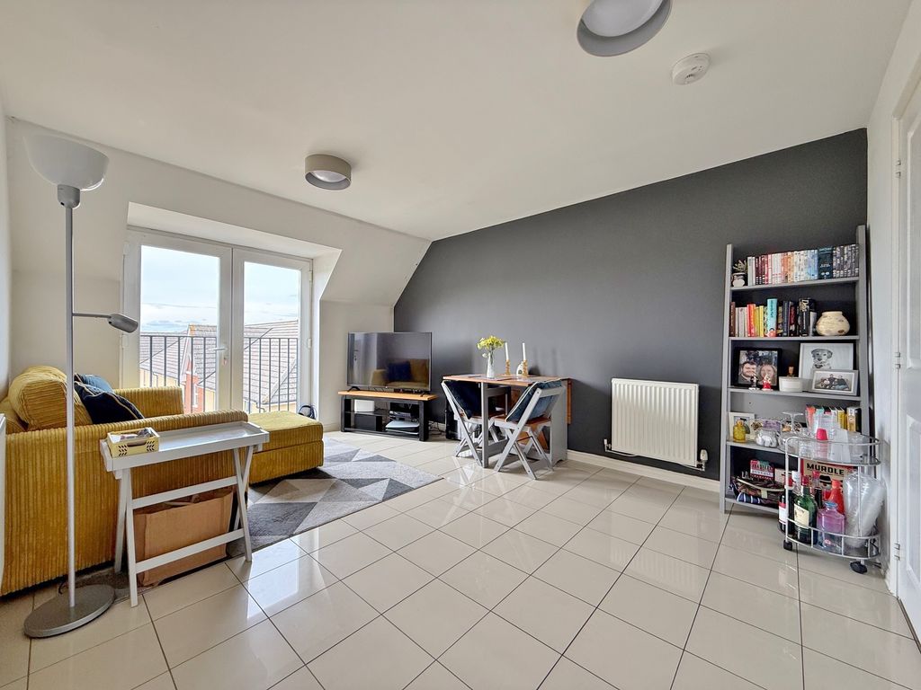 2 bed flat for saleTudor Crescent, Cosham PO6 photo 2