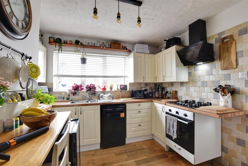 2 bed detached bungalow for saleManor Close, Icklesham, Winchelsea TN36 photo 5