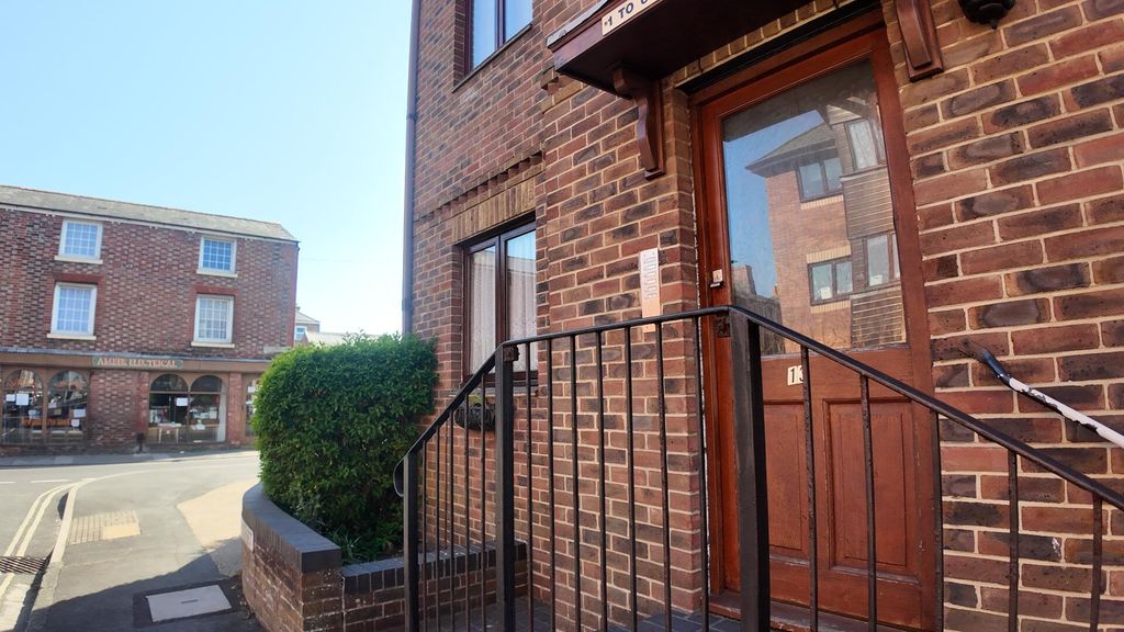 Additional image 2 of 1 bed flat for saleUnion Street, Newport PO30