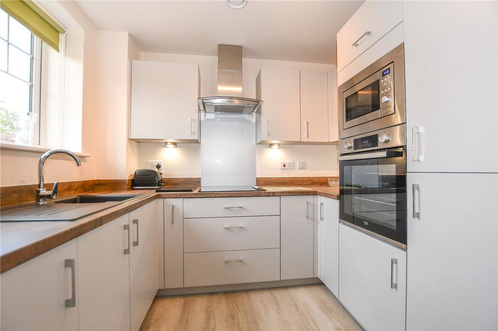 2 bed flat for saleReading Road, Wokingham, Berkshire RG41 photo 4