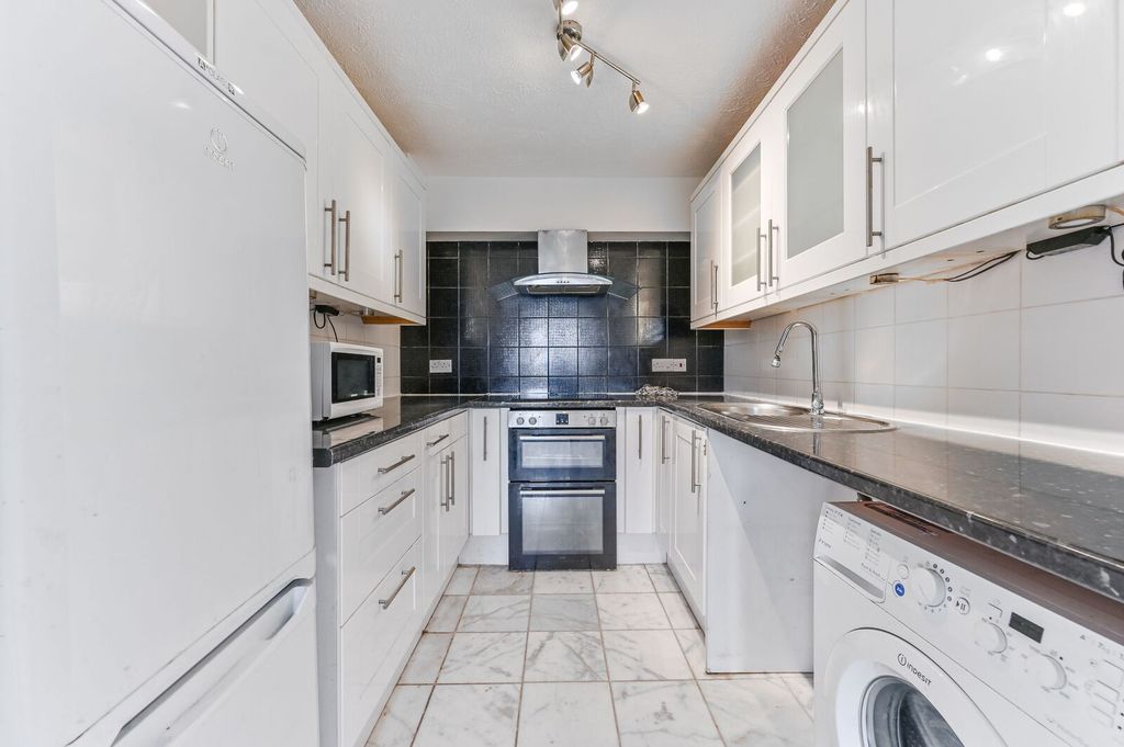 Additional image 4 of 2 bed flat for saleCotswold Way, Worcester Park KT4
