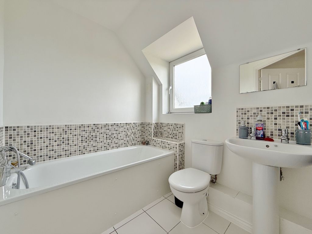 2 bed flat for saleTudor Crescent, Cosham PO6 photo 4