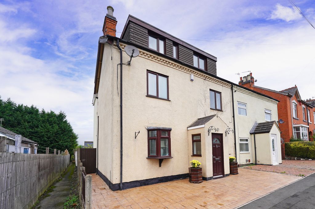 3 bed semi-detached house for saleChestnut Road, Glenfield, Leicestershire LE3