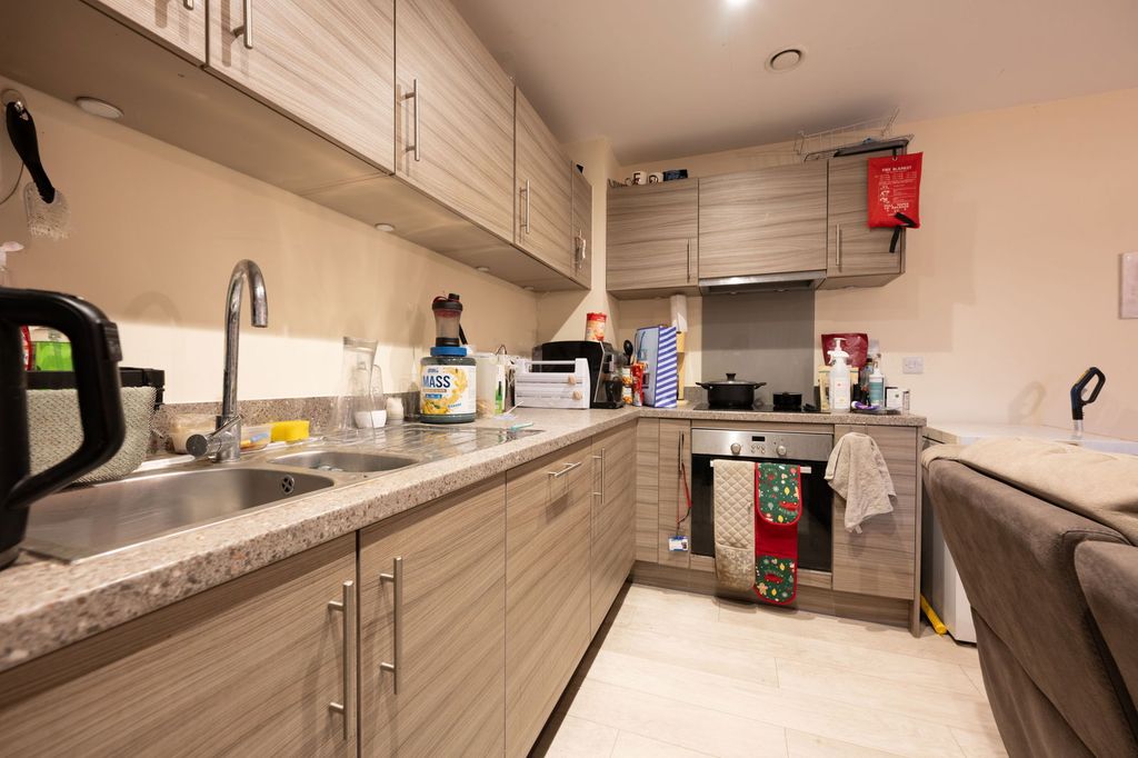 2 bed flat for saleSpenser, Keel Road SO19 photo 5