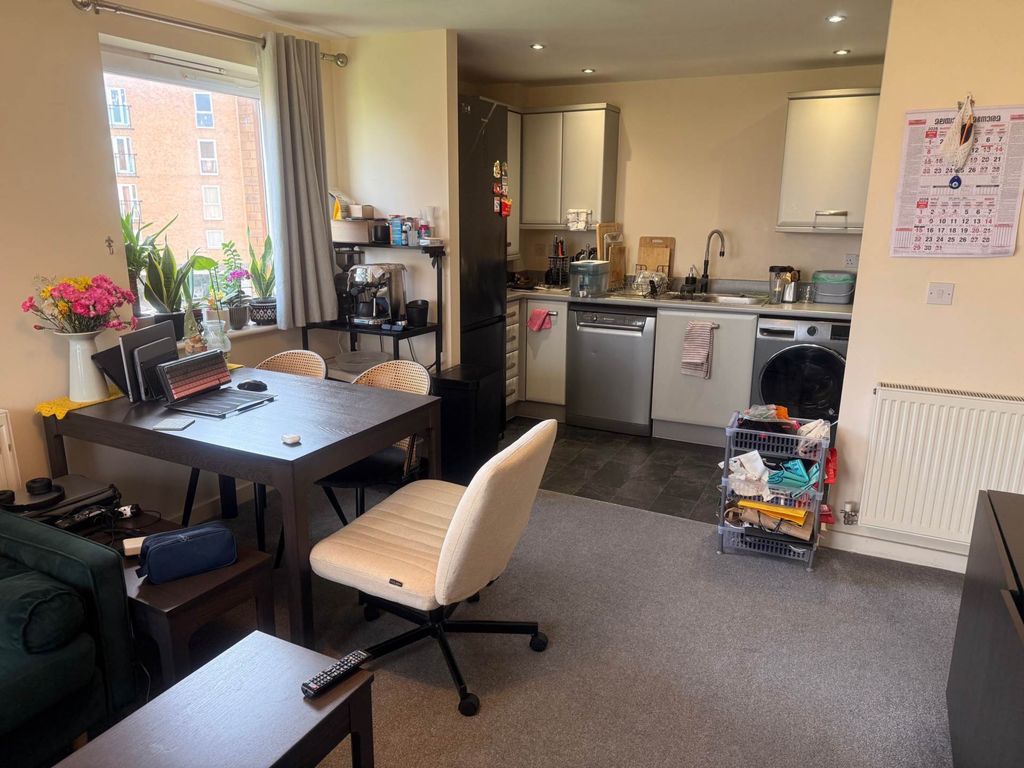 2 bed flat for salePavilion Close, Leicester LE2 photo 5