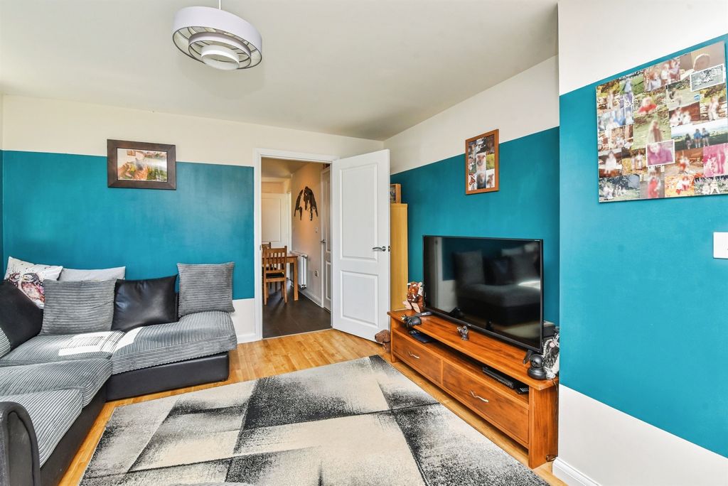3 bed end terrace house for saleSlopers Lea, Devizes SN10 photo 5