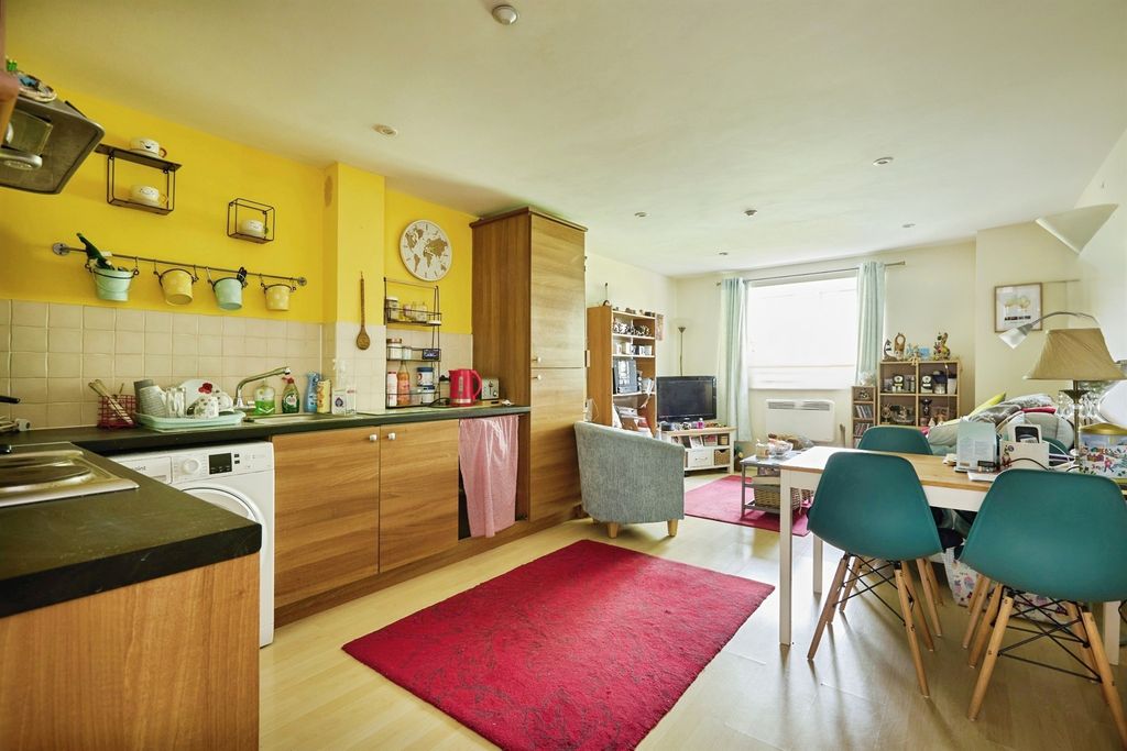 1 bed flat for saleMiddleton Road, Salisbury SP2 photo 2