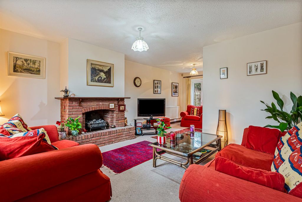 4 bed detached house for saleCarisbrooke Park, Leicester LE2 photo 2