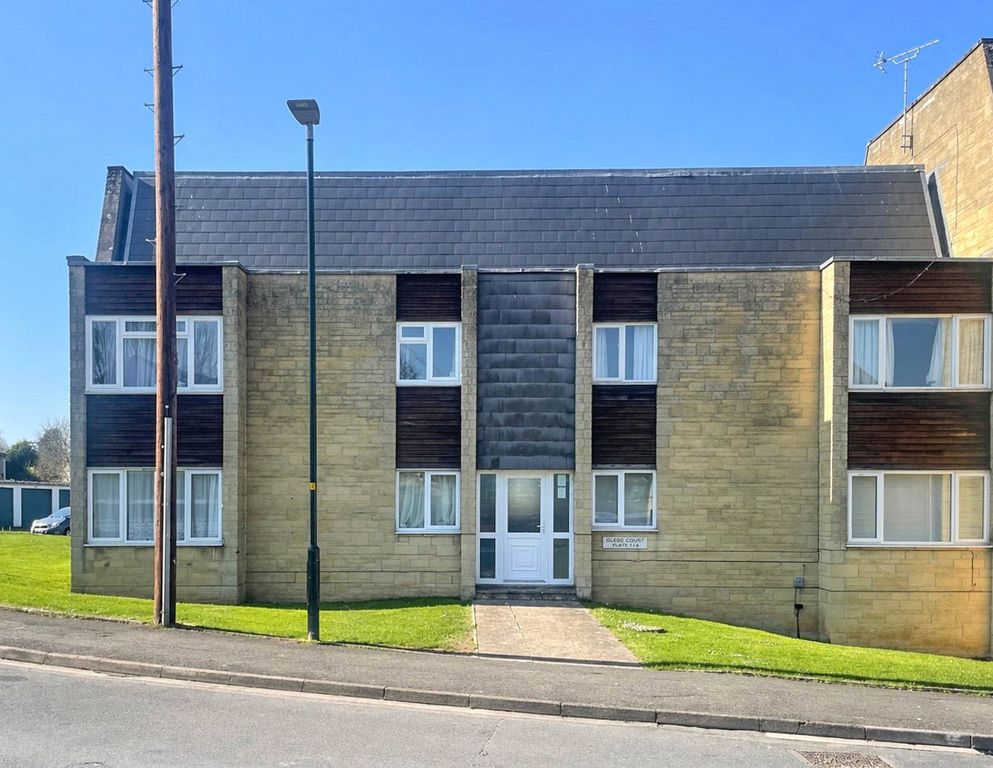 2 bed flat for saleGarland Court, Meadow Road, Cirencester GL7