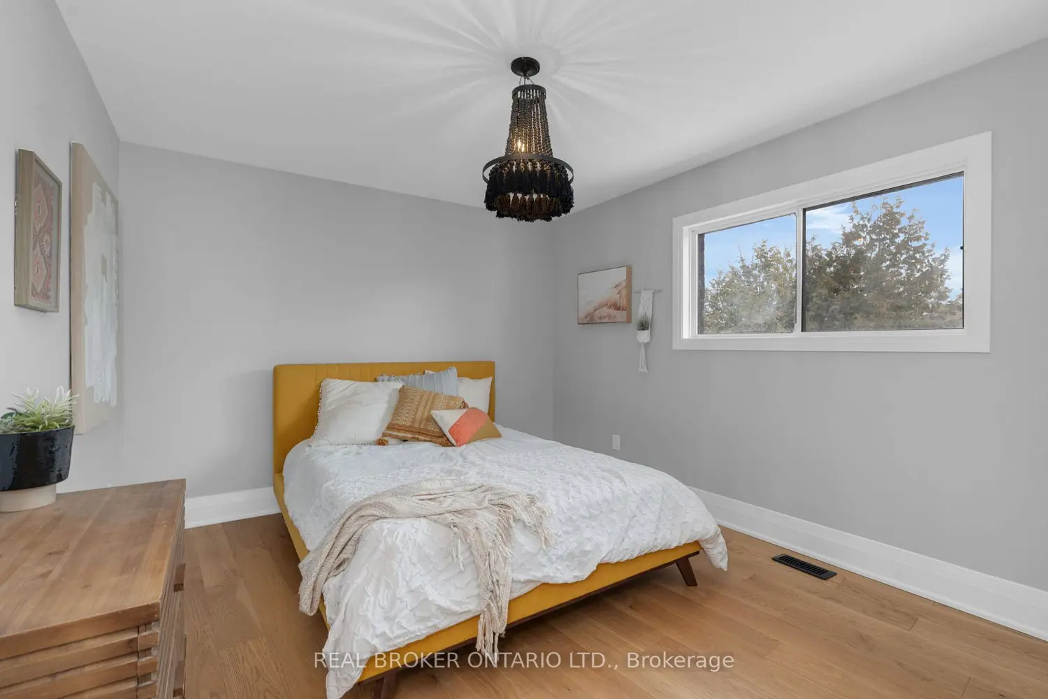 Additional image 4 of 943 Barry Avenue