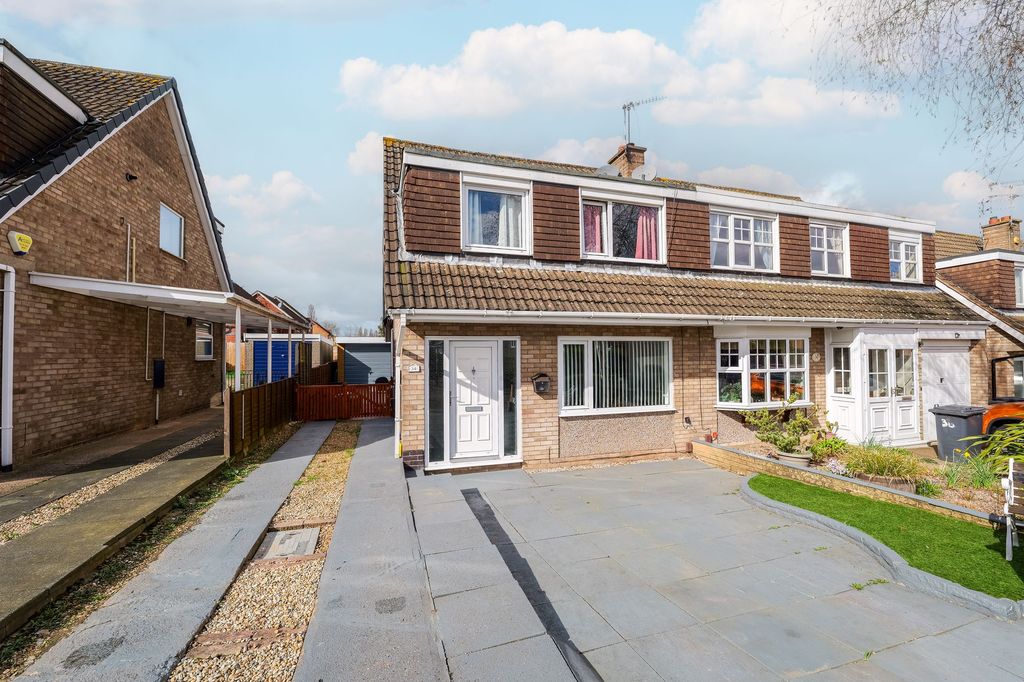 3 bed semi-detached house for saleChevin Avenue, Leicester LE3