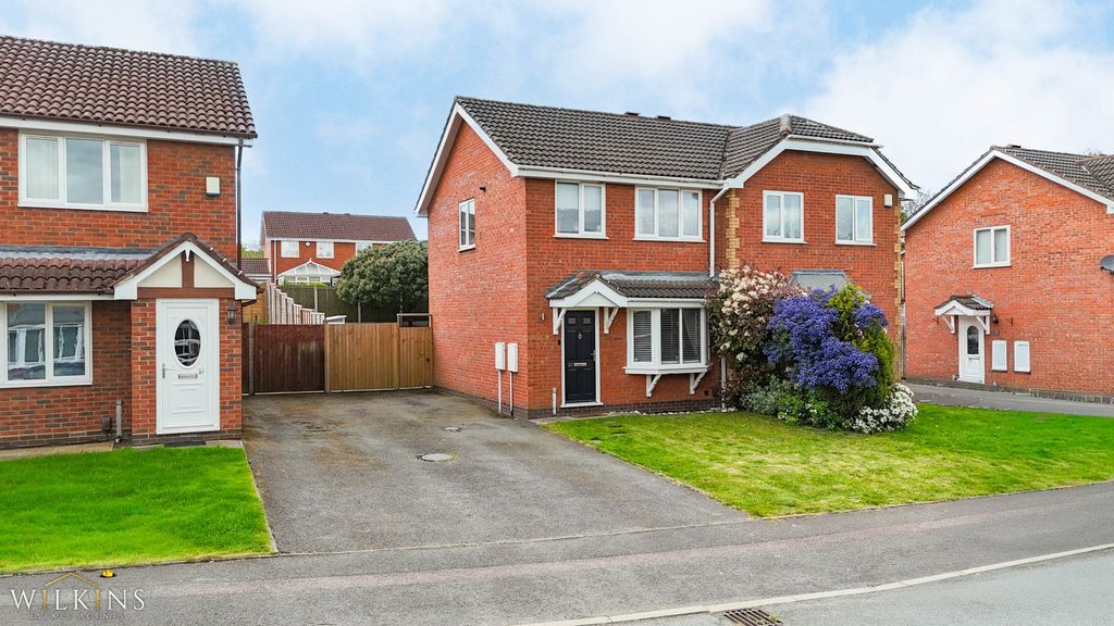3 bed semi-detached house for saleSuffolk Way, Tamworth, Staffordshire B78