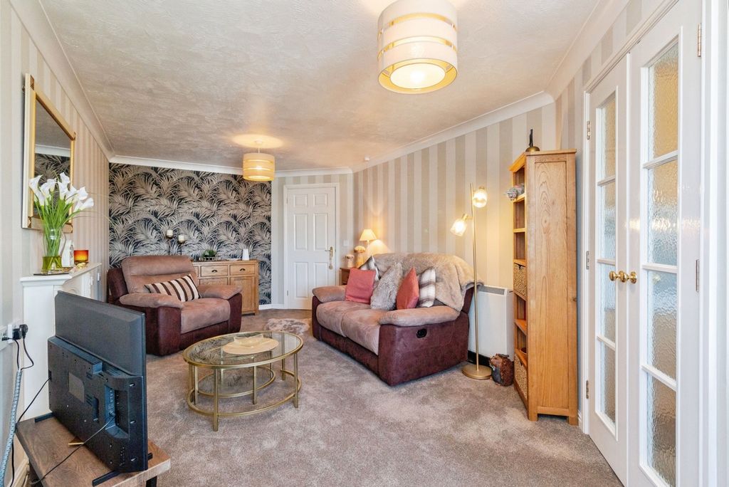 1 bed flat for saleWolverhampton Road, Staffordshire ST17 photo 5