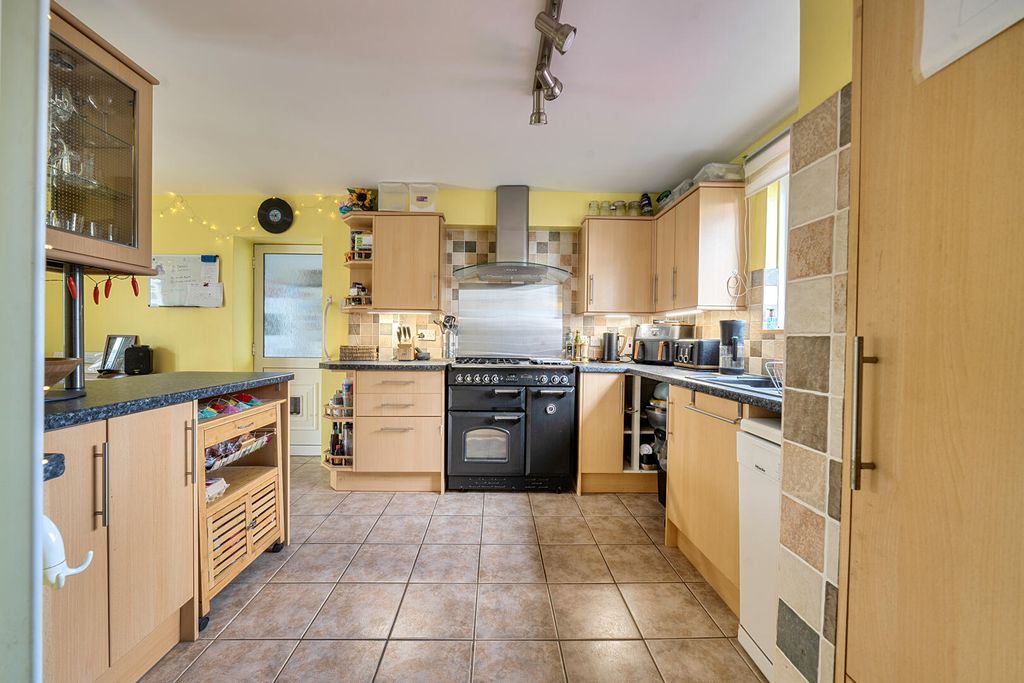 3 bed semi-detached house for saleMoonrakers, Devizes SN10 photo 4