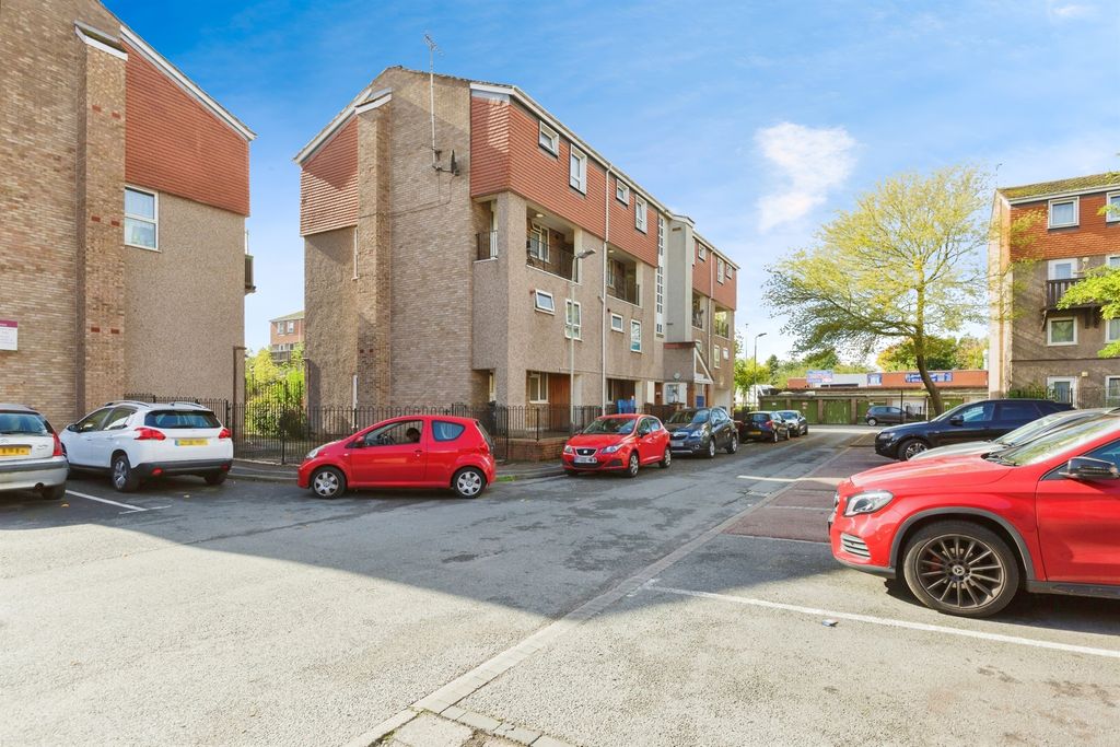 3 bed maisonette for saleVostock Close, Leicester LE2