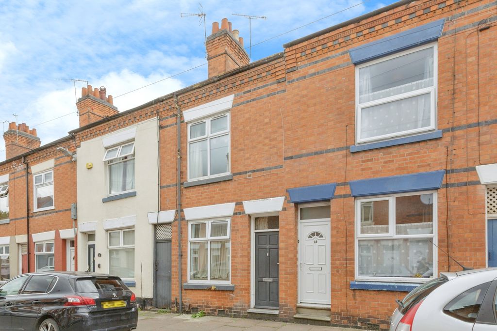 3 bed semi-detached house for saleWarwick Street, Leicester LE3