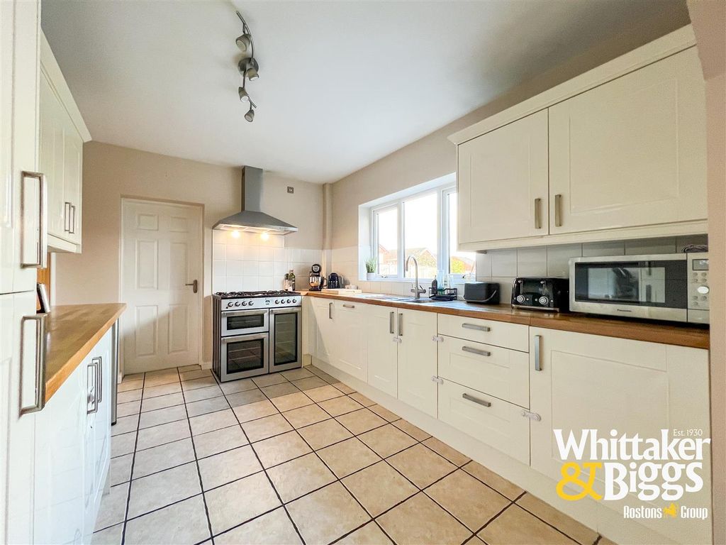 5 bed detached house for saleSandy Hill, Werrington ST9 photo 4