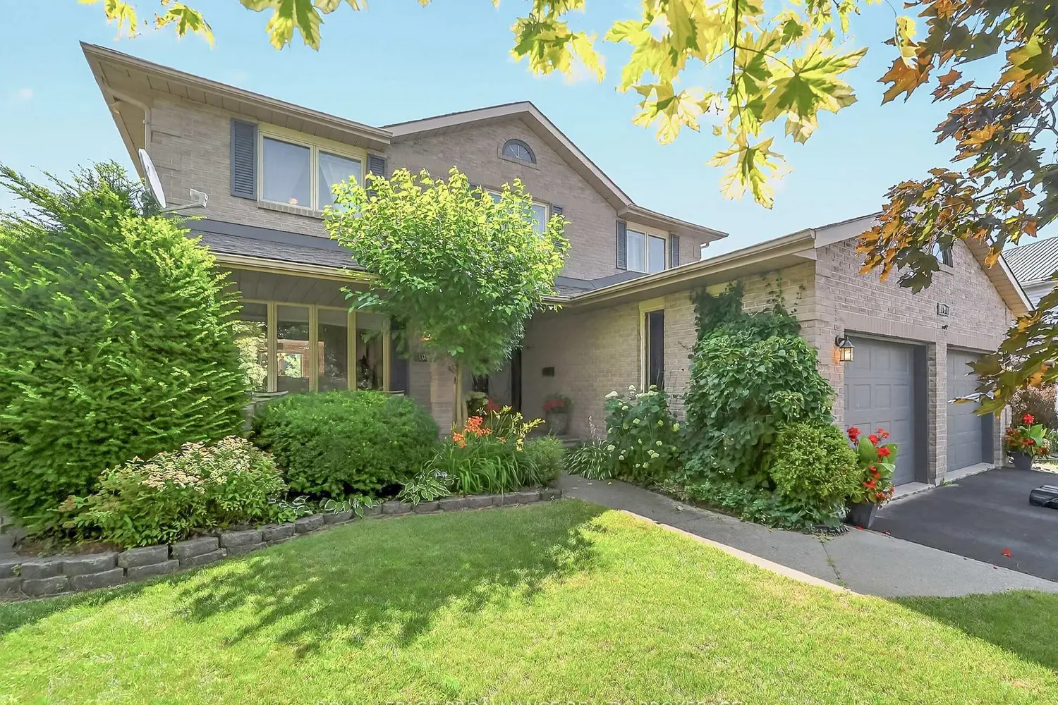 1098 Caitlin Crescent