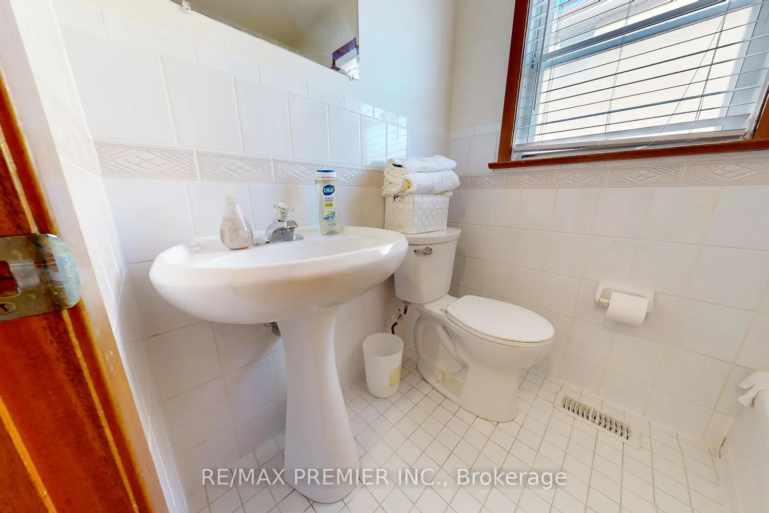 Additional image 5 of 12 Sonnet Court