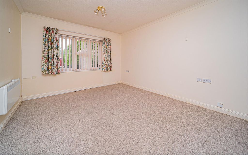 2 bed property for saleThornleigh, Melksham SN12 photo 4
