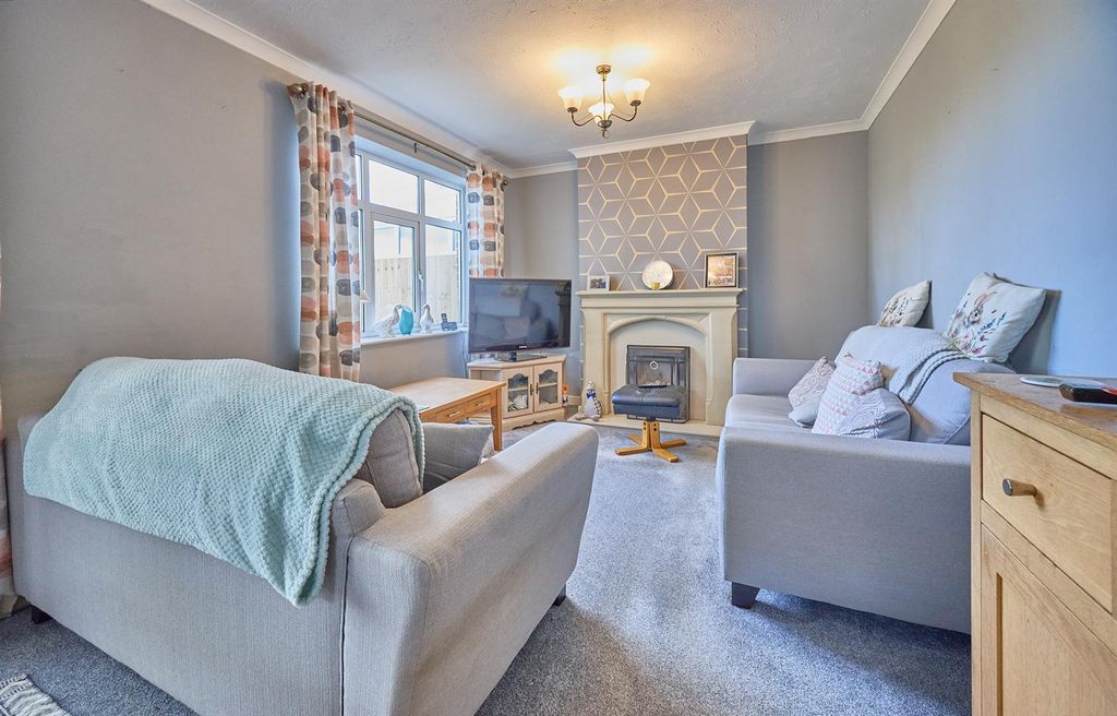 3 bed semi-detached house for saleDean Close, Hinckley LE10 photo 2