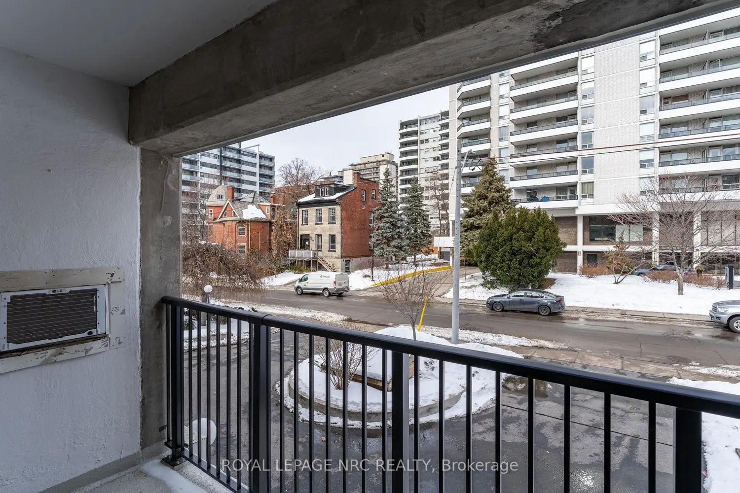 87 Duke Street 204