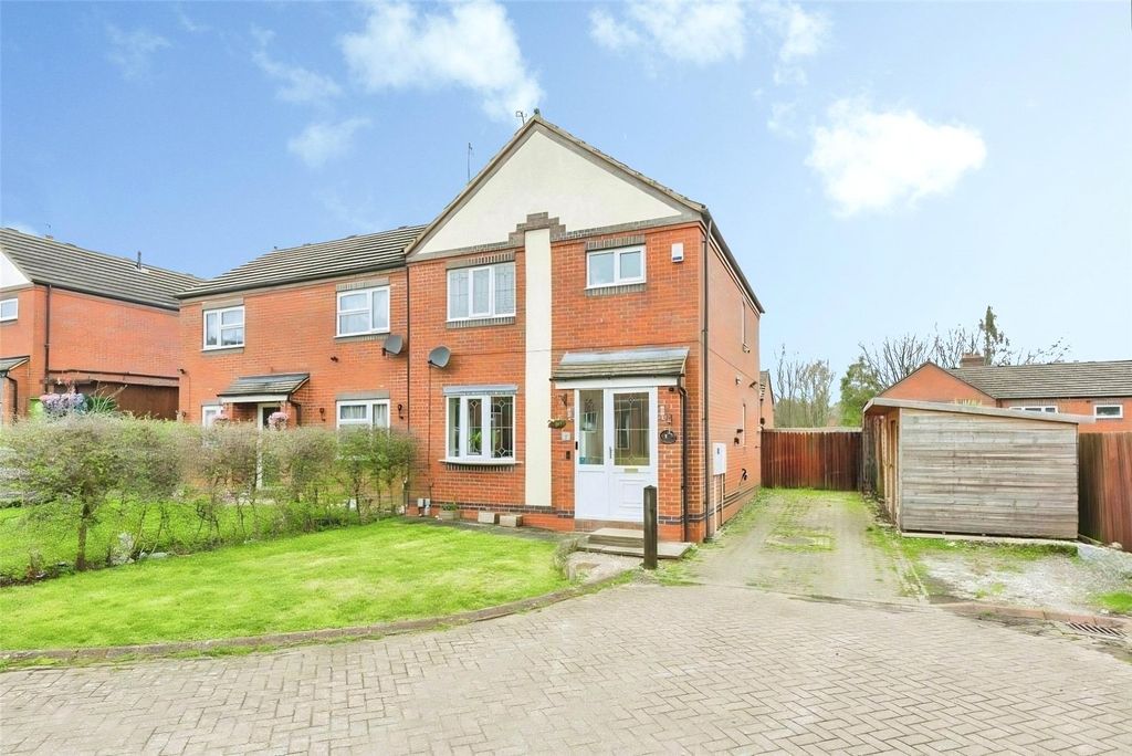 3 bed semi-detached house for saleGlovers Close, Atherstone, Warwickshire CV9