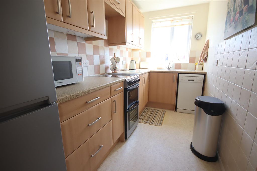 2 bed flat for saleClift House, Langley Road, Chippenham SN15 photo 4